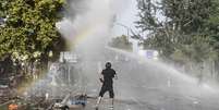 Refugiados foram atingidos por canhões de água e bombas de gás lacrimogêneo  Foto: Getty Images