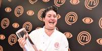 Izabel exibe troféu do MasterChef   Foto: Carol Gherardi / Band