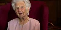Centenária recebeu o 10º cartão da rainha Elizabeth 2ª  Foto: BBC News Brasil