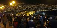 Grupo de pessoas se concentra na cidade litorânea de Valparaiso  Foto: Raul Zamora / EFE