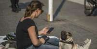 Smartphones se tornama instrumentos a mais para aprender idiomas usando momentos ociosos  Foto:  Getty