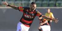 Paulinho deve pintar no Santos; Flamengo encaminhou liberação do atleta  Foto: Daniel Teobaldo / Futura Press