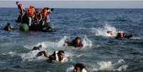 A rota de migração da Turquia para a Grécia por mar é muito visada, mas também perigosa  Foto: BBC Brasil