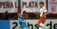 Ábila marcou dois gols na vitória dos argentinos  Foto: Juan Ignacio Roncoroni / EFE