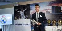 Cristiano ganhou uma chuteira de prata como homenagem pelo recorde de gols no Real Madrid  Foto: Luca Piergiovanni / EFE