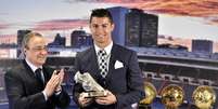 Cristiano Ronaldo recebe prêmio do Real  Foto: Gerard Julien  /  AFP
