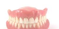 Dentadura ficou presa 32 centímetros abaixo da boca do paciente  Foto: iStock