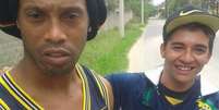 Ileso da batida, Ronaldinho at&eacute; tirou selfies com moradores da regi&atilde;o  Foto: Twitter / Reprodu&ccedil;&atilde;o