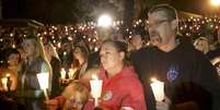 Familiares e amigos fazem vigília em homenagem aos estudantes mortos em universidade do Oregon.  Foto: Getty Images