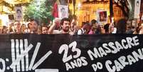 Os 23 anos do Massacre do Carandiru foram lembrados por uma manifestação que percorreu locais simbólicos da capital paulista  Foto: Camila Boehm / Agência Brasil