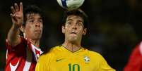 Victor Céceres e Kaká disputam bola em partida válida pela Eliminatórias da Copa de  2010. Dunga era o técnico  Foto: AFP / Mauricio Lima