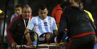 Aguero deixou campo de maca em derrota para Equador  Foto: Daniel Jayo/LatinContent / Getty Images 