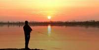 Pesca às margens do Rio Eufrates, em imagem divulgada em agosto de 2015   Foto: Divulgação/BBC Brasil