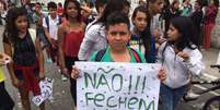 Estudante protesta contra a reorganização das escolas estaduais  Foto: Cristiano Souza / vc repórter