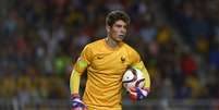 Luca não quis seguir os passos do pai, um meia cerebral, e resolveu ser goleiro  Foto: Getty Images