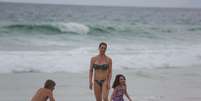 Let&iacute;cia Spiller levou os filhos Pedro e Stella para a praia da Barra da Tijuca  Foto: Delson Silva/AgNews