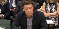 Jamie Oliver passou a cobrar taxa sobre refrigerantes e outras bebidas com açúcar em seus restaurantes  Foto: BBC
