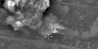 Foto divulgada pelo Ministério de Defesa da Rússia mostra bombardeio contra supostas instalações do Estado Islâmico na Síria.  Foto: EFE