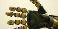 Os sensores podem ser vistos acoplados &agrave;s pontas de uma m&atilde;o artificial  Foto: Universidade de Stanford 