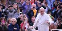 Papa Francisco saúda os fiéis durante celebração na Praça de São Pedro, no Vaticano  Foto: EFE