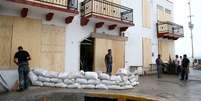 Habitantes da zona turística de Puerto Vallarta, no estado de Jalisco, protegem suas casas e comércios antes da chegada do furacão  Foto: EFE