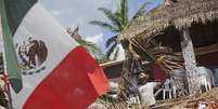 Homens fazem limpeza em frente a restaurante após danos causados pelos ventos do furacão Patricia em Jalisco, no Mexico.  Foto: Getty Images