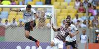 Vinicius, do Fluminense, e o chileno Christián Vilches, do Atlético-PR, durante partida válida pela 32ª rodada do Campeonato Brasileiro.  Foto: Alexandre Loureiro/Inovafoto/Gazeta Press