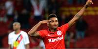 Vitinho do Internacional comemora seu gol contra o Joinville   Foto: Edu Andrade/Fatopress/Gazeta Press