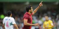 Alan Kardec, do S&atilde;o Paulo, comemora seu gol durante partida contra o Coritiba.  Foto: Giuliano Gomes/Gazeta Press