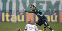 Apodi, jogador da Chapecoense, e R&ocirc;mulo, do Ava&iacute;, durante disputa de bola.  Foto: Marcio Cunha/Mafalda Press/Gazeta Press
