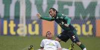 Apodi, jogador da Chapecoense, e Rômulo, do Avaí, durante disputa de bola.  Foto: Marcio Cunha/Mafalda Press/Gazeta Press