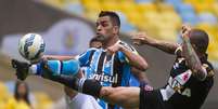 Leandrao, do Vasco, disputa lance com Maicon, do Grêmio, durante partida no estadio Maracana pelo Brasileiro.  Foto: Fernando Soutello/Agif/Gazeta Press