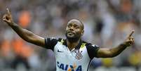 Vagner Love, do Corinthians, comemora seu gol durante partida contra o Flamengo  Foto: Mauro Horita/Agif/Gazeta Press