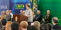 Presidente Dilma Rousseff é observada por comandantes militares em cerimônia no Planalto em dezembro de 2014; governos civis fazem &#039;pacto de silêncio&#039; sobre violações na ditadura, avalia autor  Foto: BBC Brasil / Divulgação