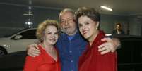 Lula posa abraçado com a mulher, Marisa Letícia, e Dilma  Foto: Ricardo Stuckert / Instituto Lula