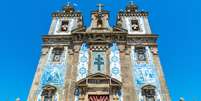 Igreja de Santo Ildefonso é famosa pela fachada de azulejos portugueses  Foto: Alberto Loyo/Shutterstock