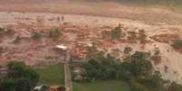 Onda de lama e detritos que desceu da barragem que se rompeu e atingiu parte do distrito de Bento Rodrigues, a 23 quilômetros de Mariana, em Minas Gerais  Foto: Divulgação/Corpo de Bombeiros/MG