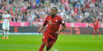 Brasileiro Douglas Costa fez o segundo gol do Bayern em vit&oacute;ria em casa  Foto: Lennart Preiss/Bongarts / Getty Images