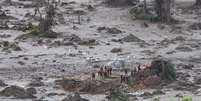 Equipe procura por desaparecidos em Bento Rodrigues, distrito de Mariana  Foto: Agência Brasil