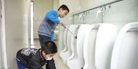 Alunos limpam até banheiro de escola no Japão  Foto: BBC News Brasil