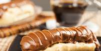 O éclair de chocolate é uma das opções mais populares do doce.  Foto: Shutterstock / Vivo Mais Saudável