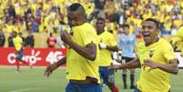 Fidel Martinez comemora o gol da vitória da seleção equatoriana  Foto: Rolando Enriquez/ Latin Content / Getty Images