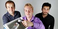 Ricardo Gazzola, Gustavo Moraes e Rafael Schiavoni com sua invenção, o SuperCooler  Foto: Tridel / Divulgação