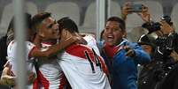 Guerrero, Pizarro e Farfán comemoram o gol que garantiu a primeira vitória do Peru nas Eliminatórias  Foto: Getty Images