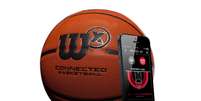 Wilson X, a primeira bola de basquete inteligente disponível para jogadores não profissionais  Foto: Wilson / Divulgação