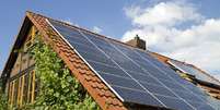 A partir da energia produzida em casa pelo sistema fotovoltaico, tudo o que for excedente pode ser trocado por créditos na conta de luz  Foto: iStock