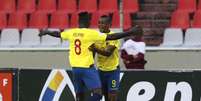 Caicedo e Martinez comemoram primeiro gol do Equador  Foto: Nelson Pulido/Latin Content / Getty Images