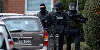Polícia belga procura por Mohammed K., que teria fabricado os coletes explosivos detonados em Paris  Foto: Getty Images 