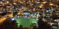 Campo no Morro da Mineira sendo iluminado pela energia gerada com a movimentação dos jogadores  Foto: Shell