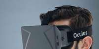 Com o Oculus Rift, o usuário interage com o jogo por meio de movimentos com a cabeça  Foto: Instagram/@oculus_rift / Reprodução